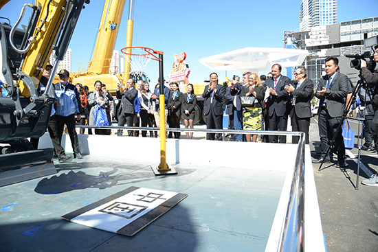 徐工XE35U液壓挖掘機現場揮毫潑墨、投籃表演，成為展場上的“閃亮明星”